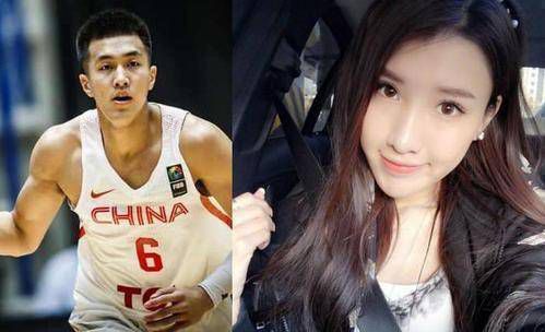 他高抬左臂，用力蜷缩的左手无名指上戴着婚戒，尤为醒目。
