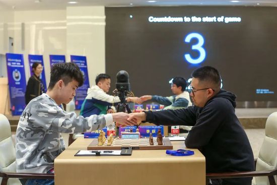 在返回学校后，星期三凭借上学期的壮举成为了大明星，就连新校长巴里·多特（史蒂夫·布西密 饰）也对她十分殷切。