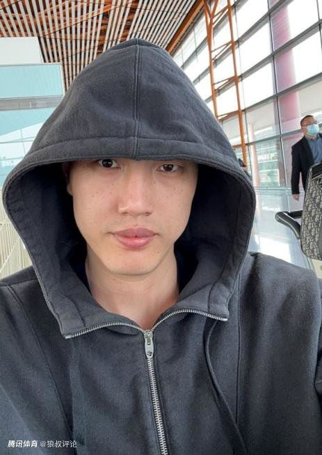 宣传预告中，“3”的意象不停出现，原本的办公室四人组也变成三人。