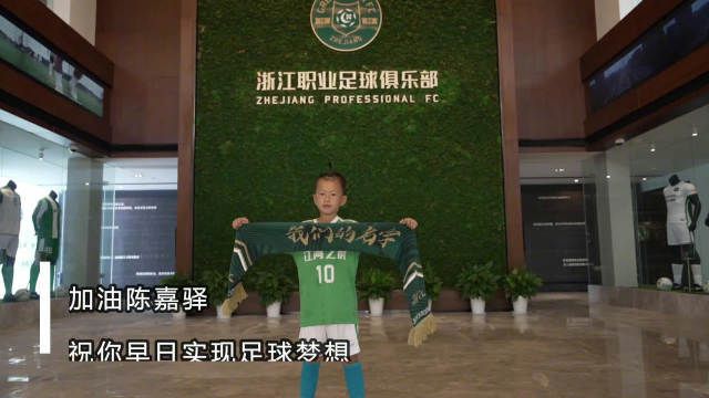 荣升为爸爸的吴彦祖看来瘦了不少，他表示照顾宝宝挺辛苦的，好像每天都有时差一样，不过当然老婆辛苦得多了。