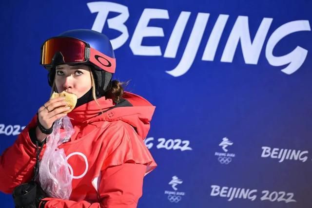 米兰达·可儿 （Miranda Kerr）身着深V高叉裙现身秀场大秀傲挺双峰，后身着深V束腰长裙现身T台，长裙飘飘仙气儿十足。