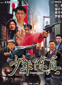 照片中她身穿黑色抹胸小礼服，好身材尽显无余。