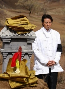 数据显示，国庆档期间20—34岁青年观众比例持续下降，而35岁以上观众占比攀升至51%。