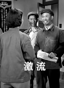 白衬衫，紧身裙，卡其色风衣的搭配令平日里温婉的她呈现出别样的御姐味道，如果说一双迷人的笑眼是她的杀手锏，那么收敛笑容摆起pose的陶虹则显得愈加性感迷人。