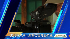 包子铺伙计被错认成名角，军阀大帅强行改戏，台前台后顿时乱作一团，一场啼笑皆非的大戏就此上演。